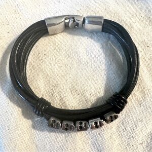 Uno de 50 leather and silver plated skull bead bracelet